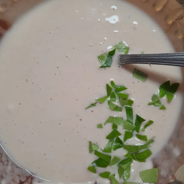 Beri air dan potongan daun jeruk.