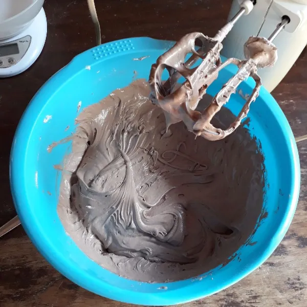 Ayak tepung terigu, cokelat bubuk, dan baking powder. Kemudian masukkan ke dalam adonan telur, mixer rendah asal rata saja