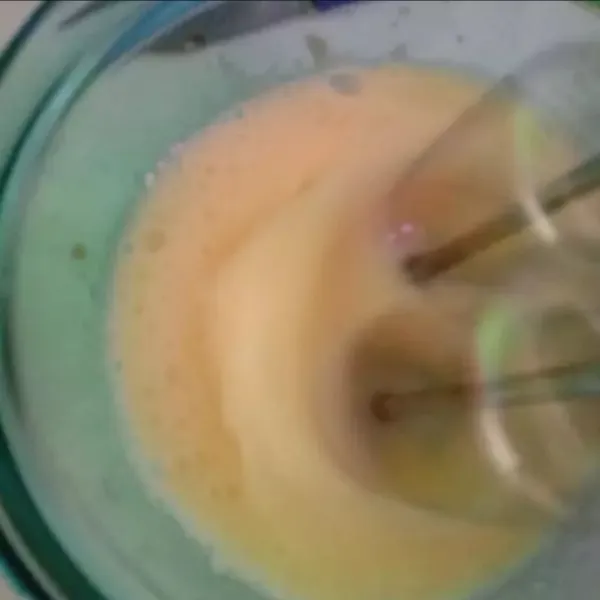 Mixer telur dan gula pasir dengan kecepatan tinggi hingga putih mengembang