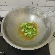 Masukkan petai dan tuang 350 ml air.
