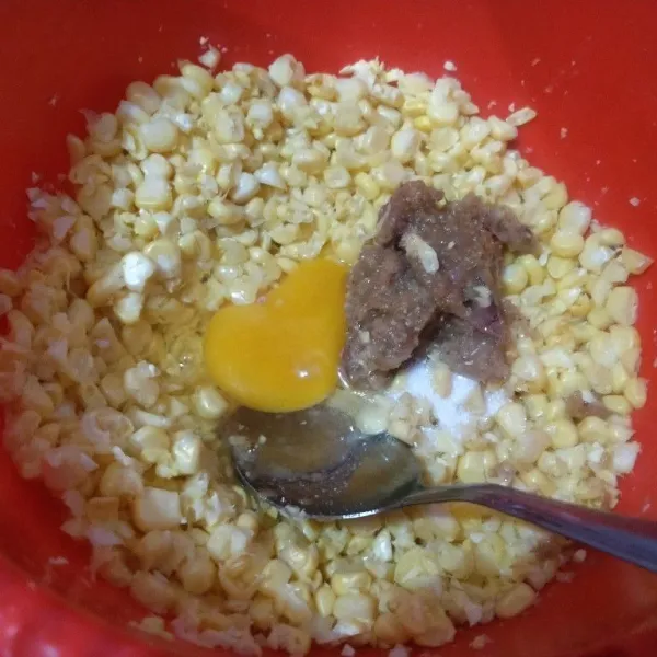 Masukkan telur, bumbu halus, penyedap, aduk rata.