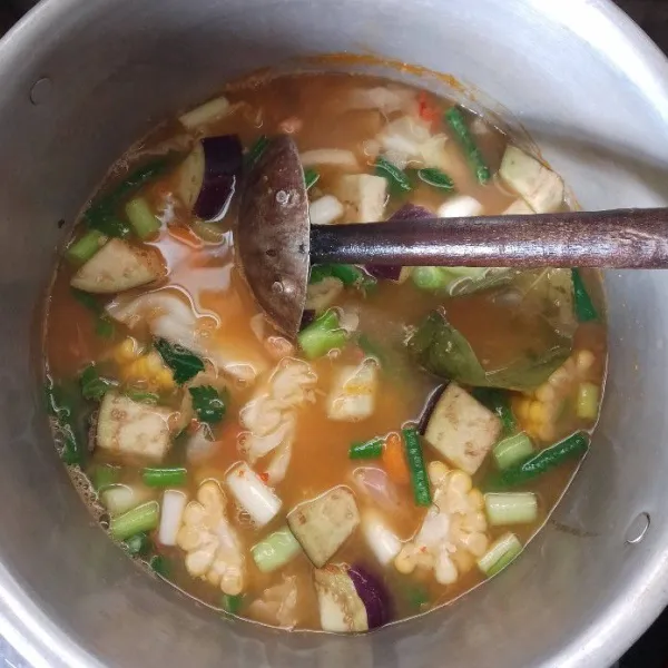 Masukan aneka sayuran dan bumbu ekstrak sapi.