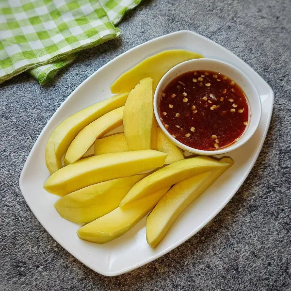 Sajikan mangga dengan sambal rujaknya.