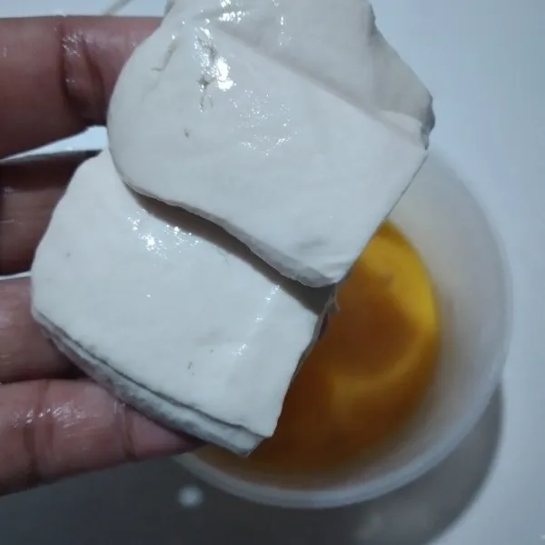 Potong tahu ukuran kotak kecil-kecil.