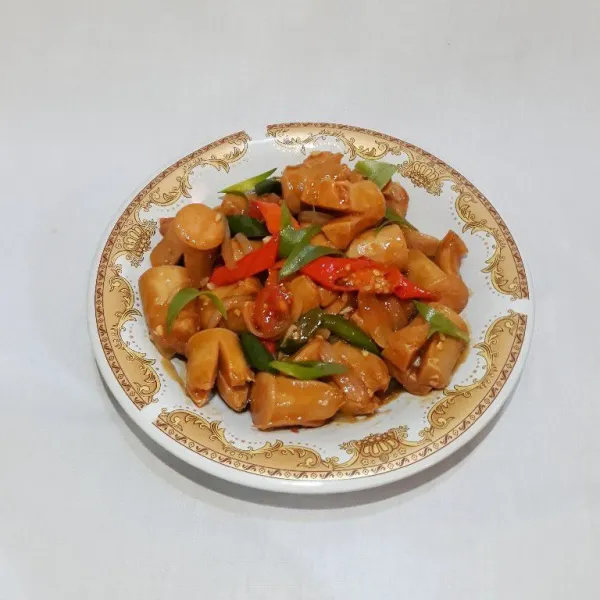 Sosis asam manis siap disajikan.