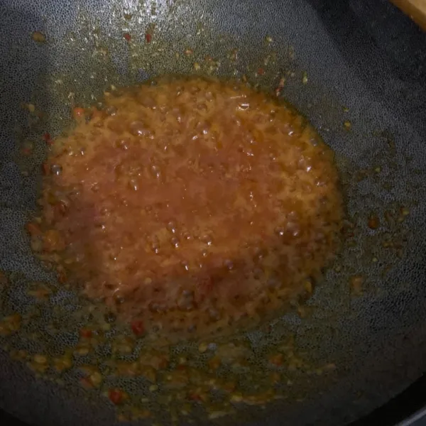 Tambahkan minyak goreng dan tumis hingga matang.