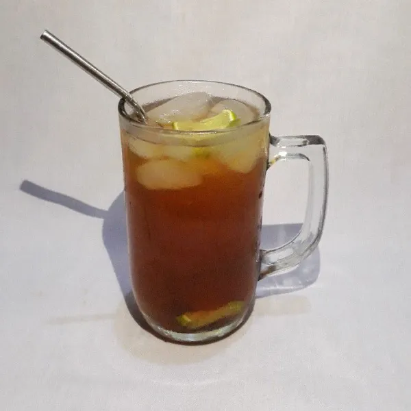 Es teh sereh jeruk nipis siap disajikan.