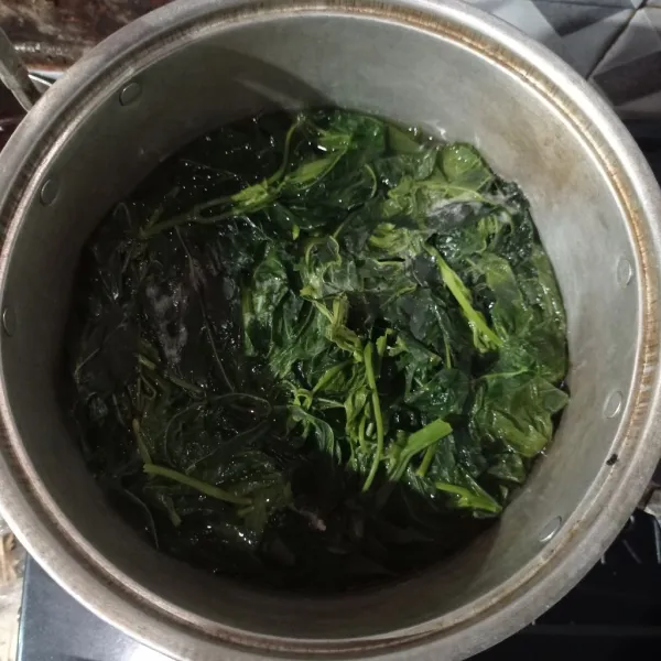 Petiki daun singkong yang muda, kemudian rebus sampai matang, tiriskan cuci sampai bersih, beras airnya.
