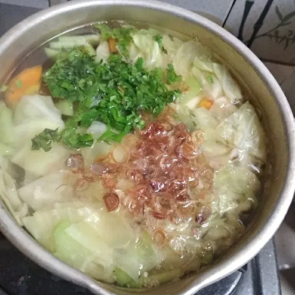 Taburi sayur dengan daun seledri dan bawang goreng. Siap disajikan.
