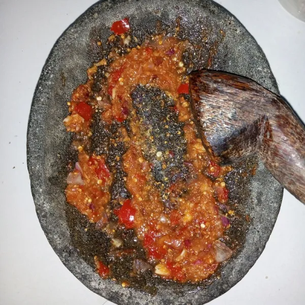 Ulek bumbu sampai halus.