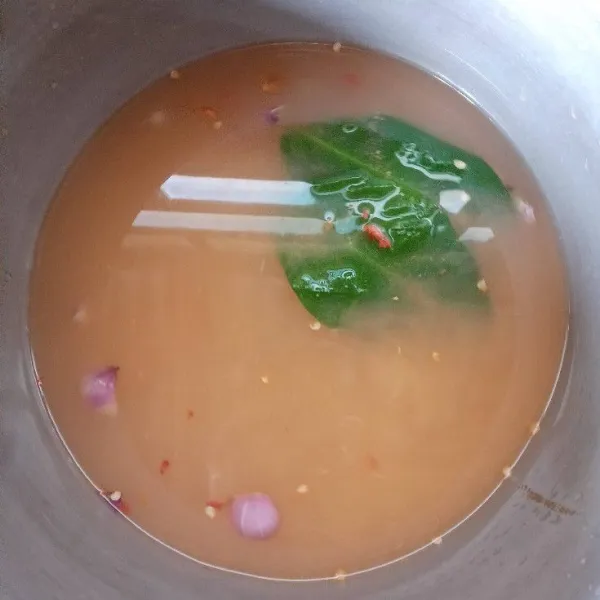 Rebus air dan masukan bumbu.