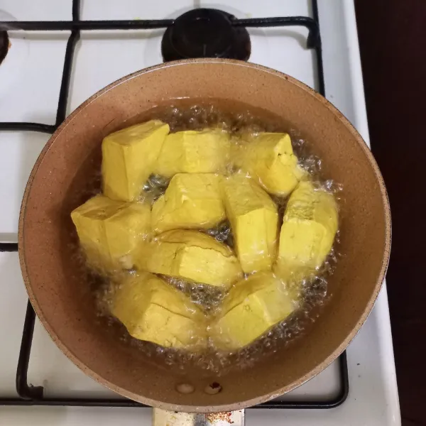 Goreng potongan tahu kuning hingga berkulit, tiriskan.
