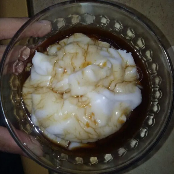 Ambil bubur sumsum kedalam mangkok lalu siram dengan kuah kinca, siap untuk dinikmati.