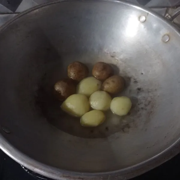 Rebus kentang sampai matang, kupas kulitnya.
