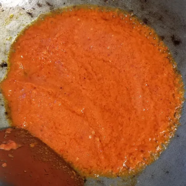 Setelah bumbu halus siapkan wajan lalu beri sedikit minyak goreng lalu tumis bumbu sampai wangi. Tambahkan garam, lada, penyedap rasa dan gula pasir.