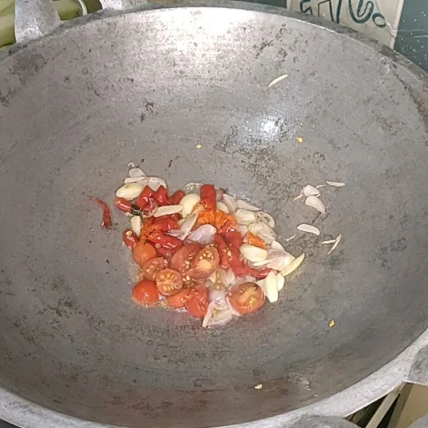 Masukkan cabai aduk. Kemudian masukkan ranggam/tomat.