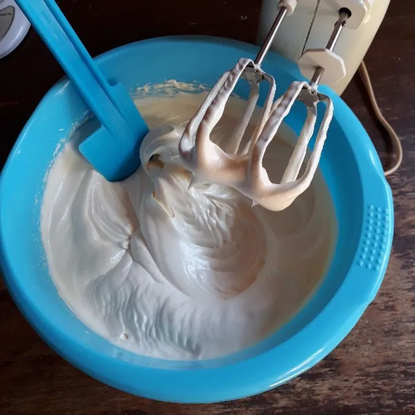 Mixer kecepatan tinggi telur, gula pasir, dan SP hingga mengental (sekitar 8 menit)
