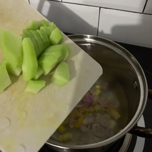 Potong labu dan campurkan juga rebus hingga empuk.