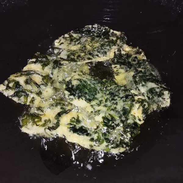 Goreng di minyak panas hingga kriuk.