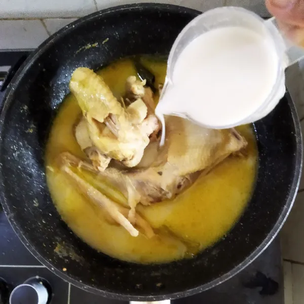 Setelah itu tambahkan santan, garam dan penyedap jamur ke dalamnya lalu aduk hingga tercampur rata. Setelah matang dan meresap, koreksi rasa, angkat dan sisihkan.