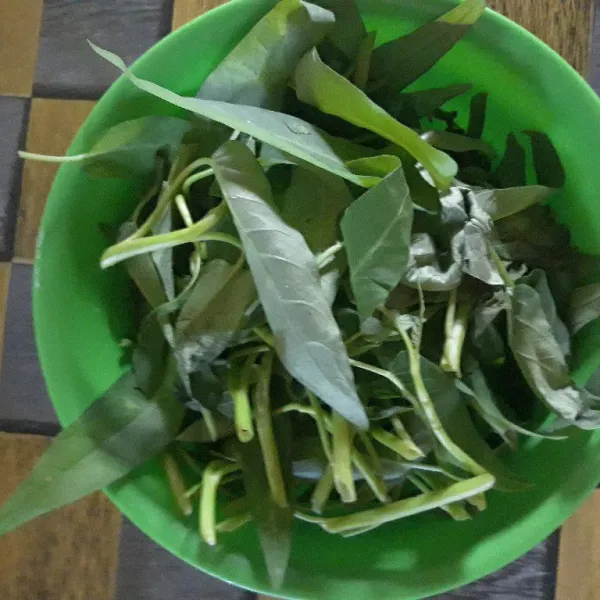 Petik kangkung. Lalu cuci dengan air garam.