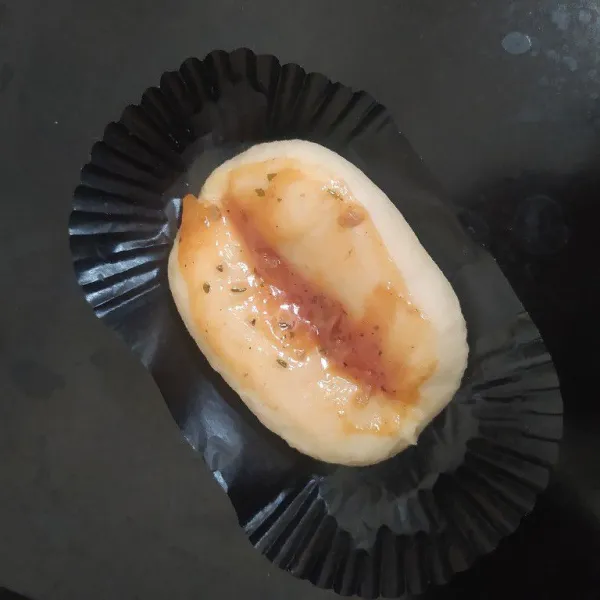 Bagi adonan menjadi 18 bagian sama rata lalu rounding, setelah itu pipihkan dan olesi dengan saus bolognese