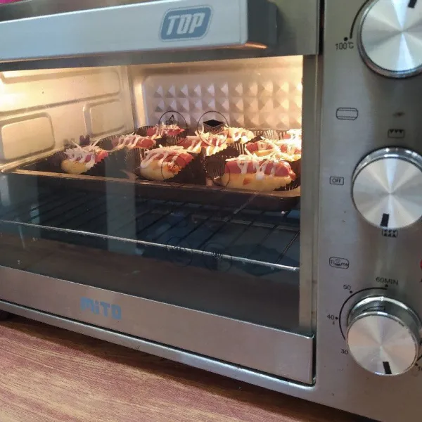 Panggang dalam oven di suhu 185°C selama 15 menit api atas bawah atau sesuaikan dengan oven masing-masing