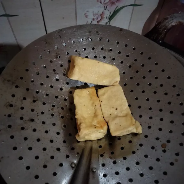 Goreng tahu putih hingga berkulit, tiriskan kemudian hancurkan