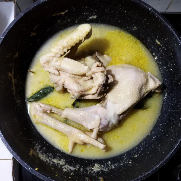 Kemudian tambahkan ayam yang telah dipotong ke dalamnya lalu masak hingga mengental dan meresap.