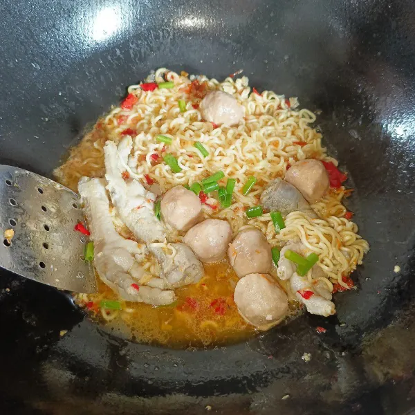 Masak sampai matang. Terakhir, masukkan irisan daun bawang. Koreksi rasanya dan siap disajikan.