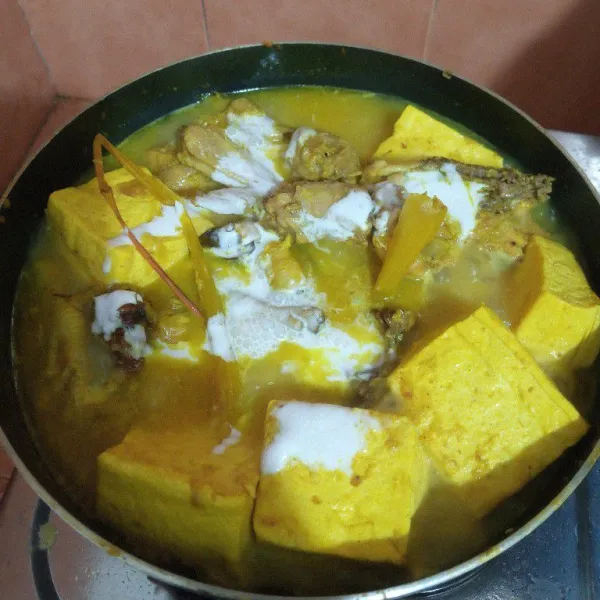 Masukkan santan. Masak sampai mendidih dan air sedikit surut.