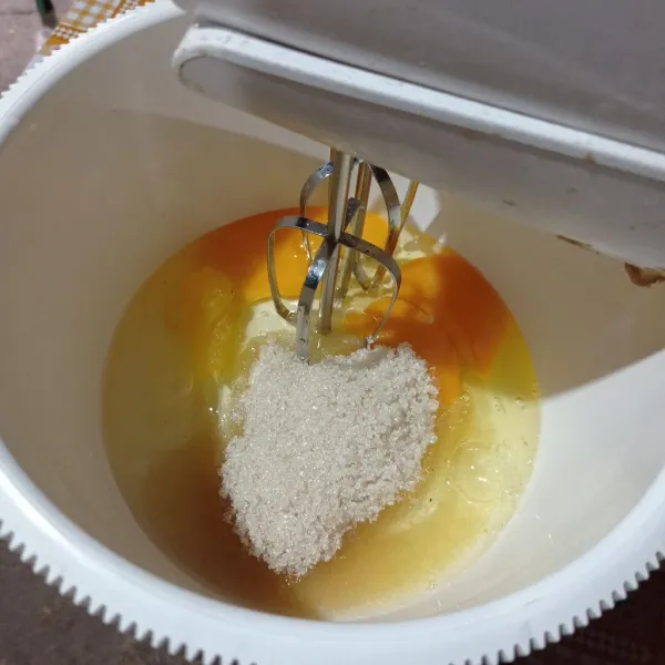 Masukkan telur, gula, dan SP ke dalam wadah, mixer dengan kecepatan tinggi sampai kental berjejak