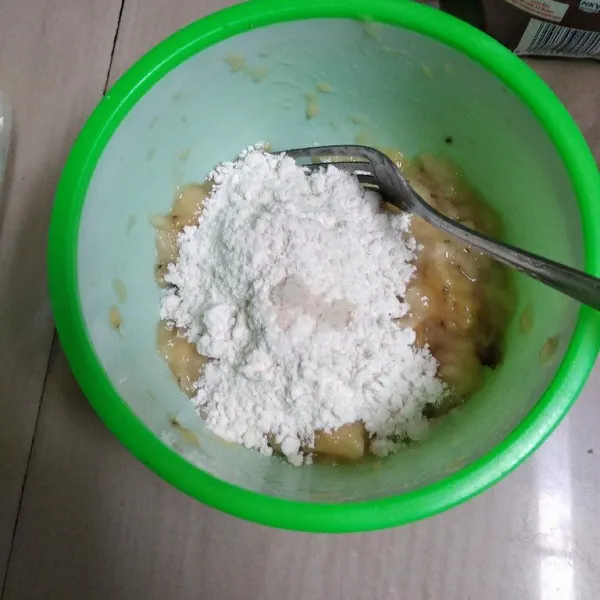 Masukkan tepung terigu, tepung beras, gula, garam dan vanili bubuk. Aduk sampai semua bahan tercampur rata.