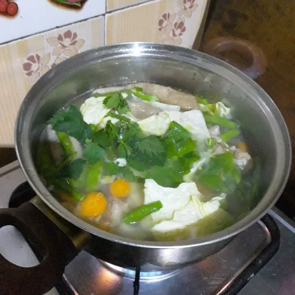 Terakhir masukkan kol, daun bawang, dan daun seledri. Masak sebentar lalu matikan kompor. Sajikan sayur sop kulit ayam selagi hangat.