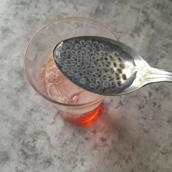 Tambahkan satu sendok makan selasih.