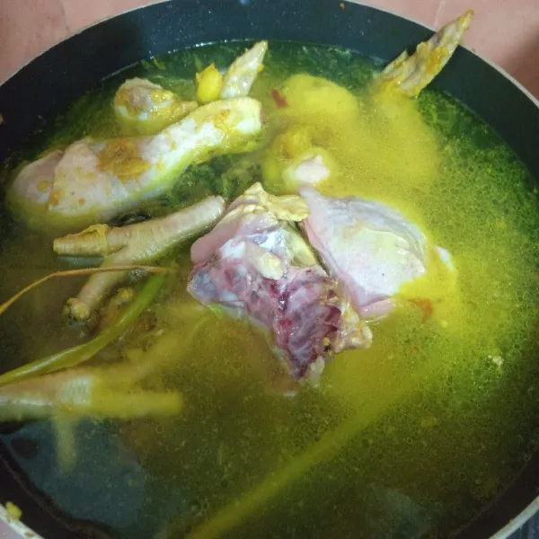 Masukkan air. Masak sampai air mendidih.