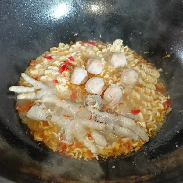 Kemudian tambahkan baso.