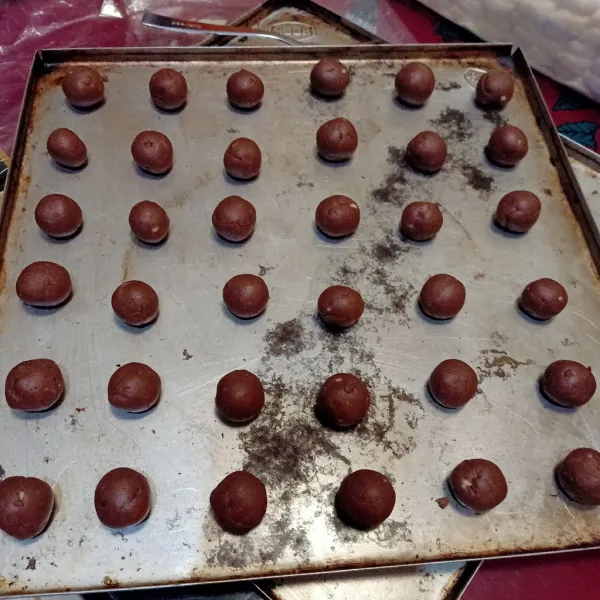 Kemudian bentuk bulat kecil dan pipihkan dengan garpu. Lakukan sampai habis. Kemudian masukkan ke oven yang telah dipanaskan, oven cookies ± 30 menit tergantung oven masing-masing.