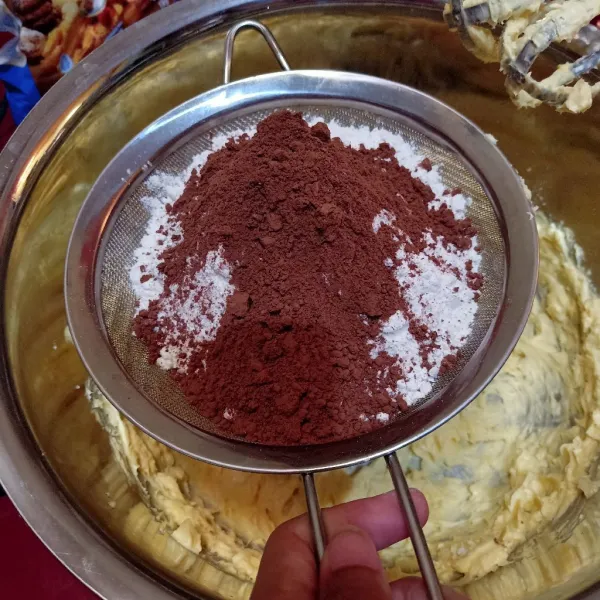 Masukan bubuk coklat sambil diayak.