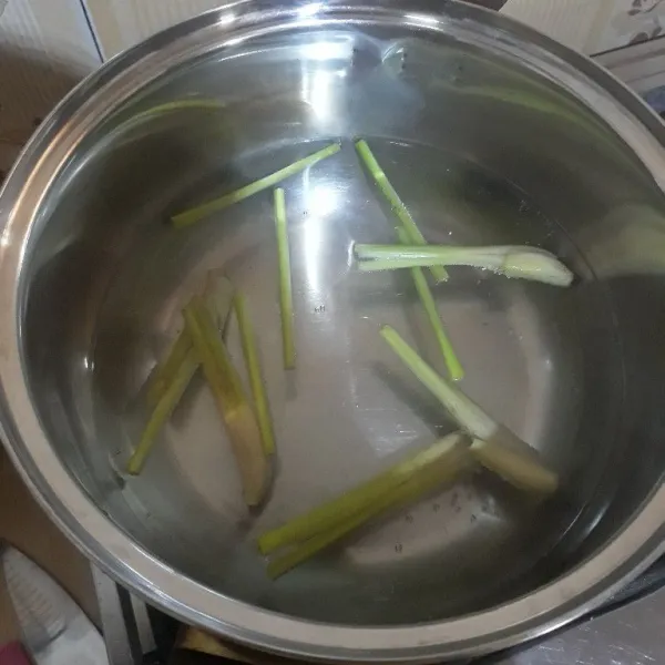 Masukkan air ke dalam panci lalu rebus sereh hingga mendidih.