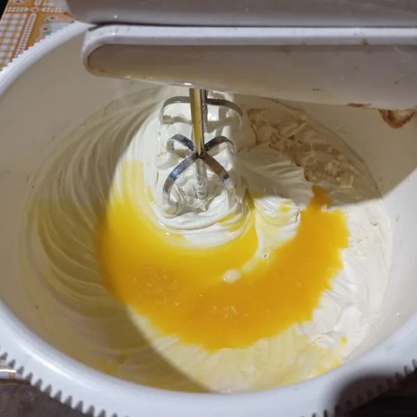 Masukkan lelehan margarin, mixer lagi asal rata