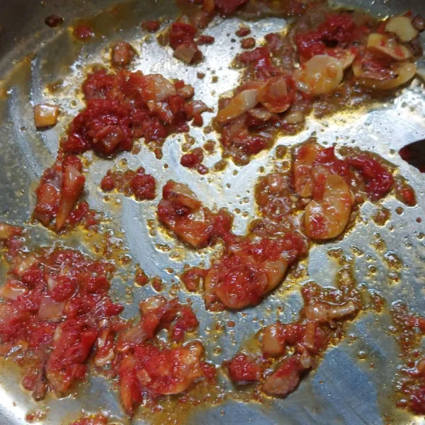 Tambahkan cabai merah, tumis hingga aroma langunya hilang