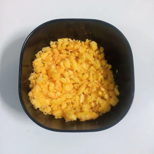 Siapkan twist corn kemudian hancurkan.