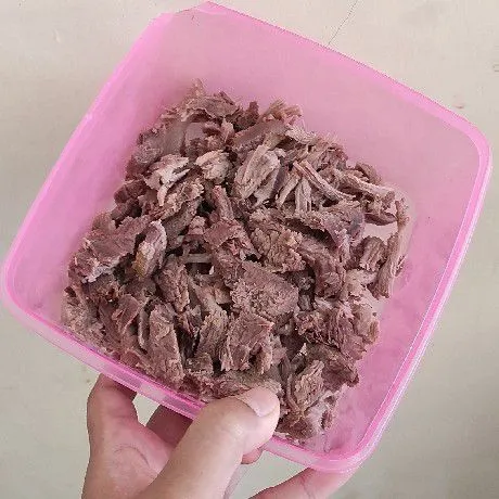 Rebus daging sampai matang, dinginkan suhu ruang lalu suwir suwir