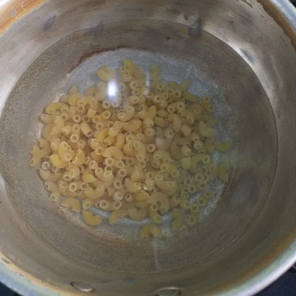 Siapkan 50 gram makaroni, lalu rebus selama lima menit hingga makaroni membesar