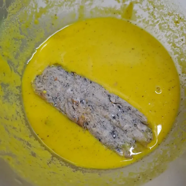 Larutkan tepung bumbu dengan air secukupnya. Masukkan pepes teri, balur dengan adonan tepung.