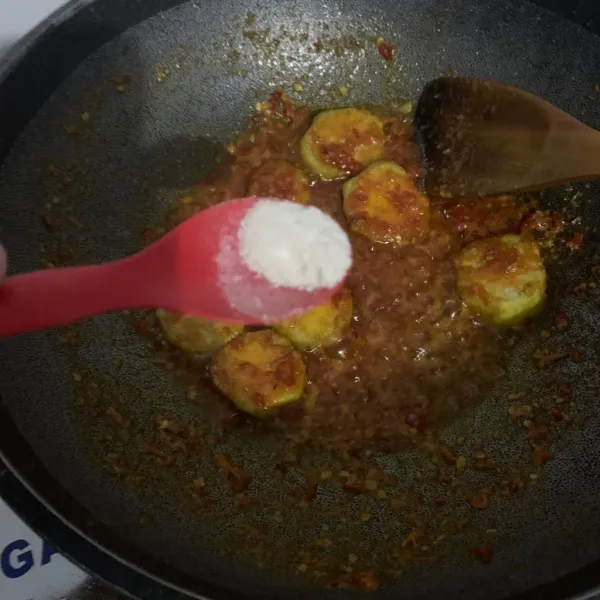 Beri garam, gula, kaldu jamur.