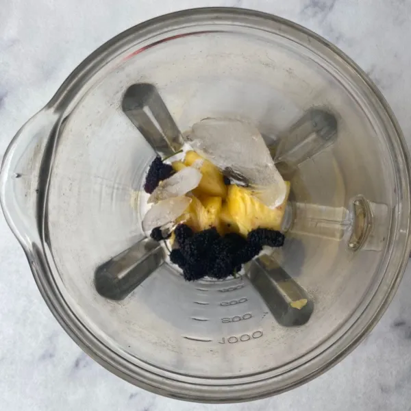 Masukkan nanas, murbei dan es batu ke dalam blender.