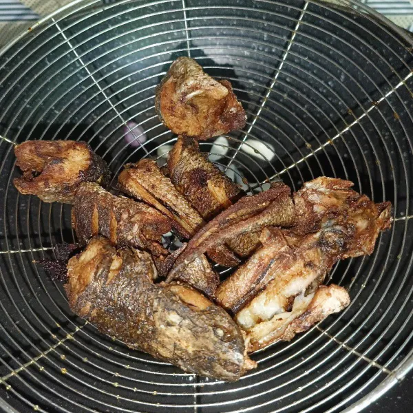 Bumbui ikan gabus sesuai selera, lalu goreng ikan sampai matang, angkat dan tiriskan.