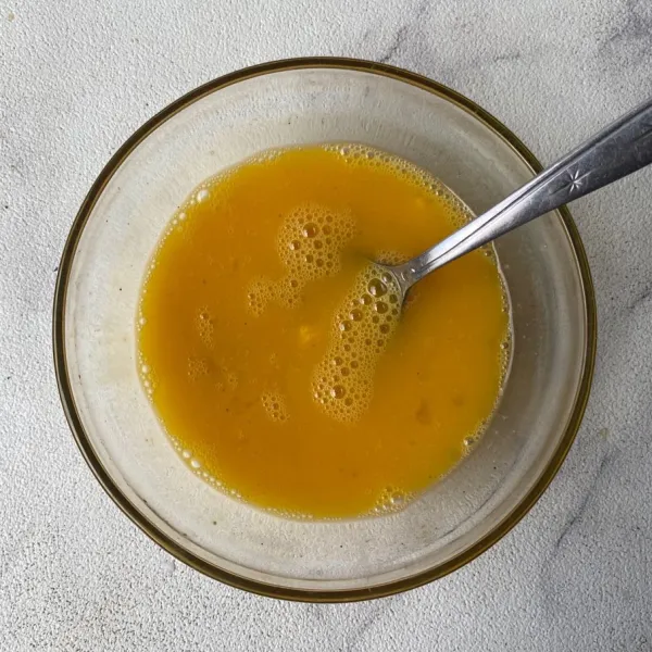 Kocok lepas telur bersama garam dan merica.